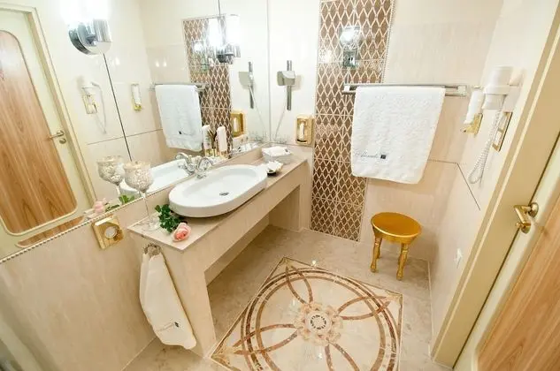 Deluxe Tek Büyük Yataklı Oda, Balkon, Dağ Manzaralı