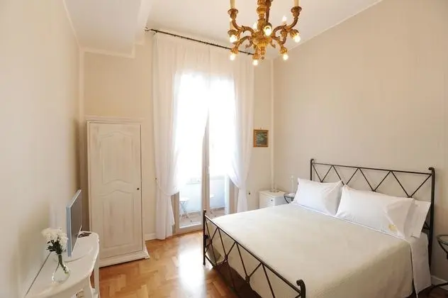 Deluxe Tek Büyük Yataklı Oda, Balkon, Şehir Manzaralı (Carlo III)