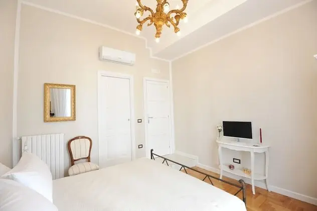 Deluxe Tek Büyük Yataklı Oda, Balkon, Şehir Manzaralı (Carlo III)