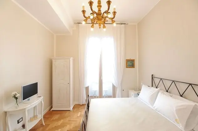 Deluxe Tek Büyük Yataklı Oda, Balkon, Şehir Manzaralı (Carlo III)