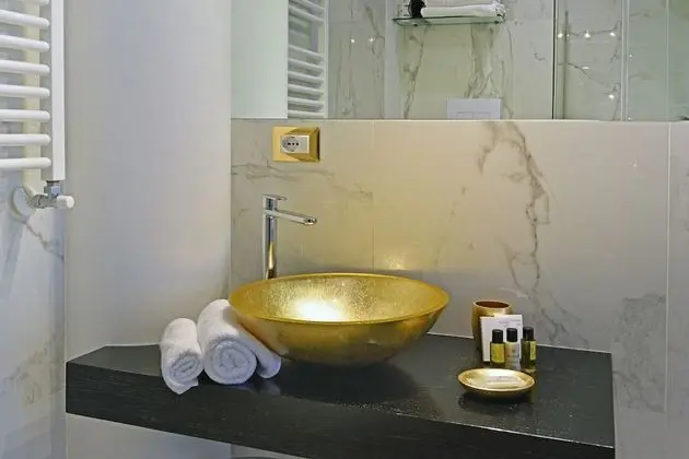 Deluxe Tek Büyük Yataklı Oda, Balkon, Şehir Manzaralı (Carlo III)