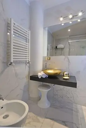 Deluxe Tek Büyük Yataklı Oda, Balkon, Şehir Manzaralı (Carlo III)