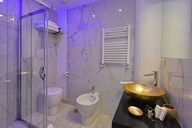 Deluxe Tek Büyük Yataklı Oda, Balkon, Şehir Manzaralı (Carlo III)