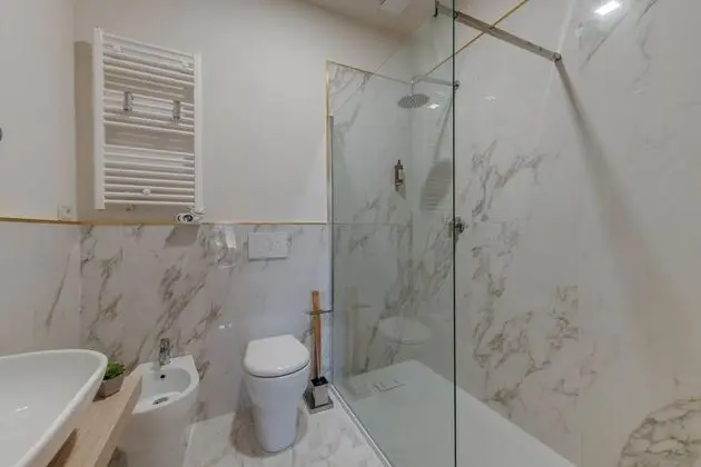 Üç Kişilik Oda, 1 Büyük (Queen) Boy Yatak ve Çekyat (San Frediano)