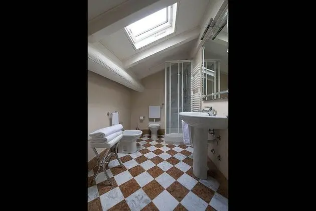 Standard Tek Büyük Yataklı Oda (Attic)