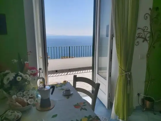 Üç Kişilik Oda, Mutfak, Deniz Manzaralı