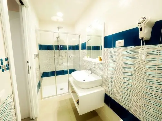 Dört Kişilik Oda, Deniz Manzaralı