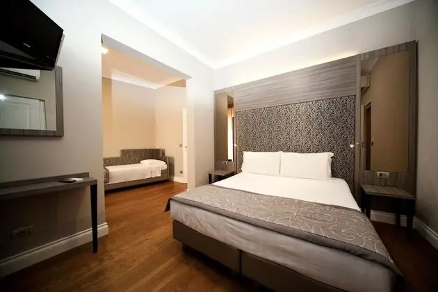 Üç Kişilik Oda (Font)