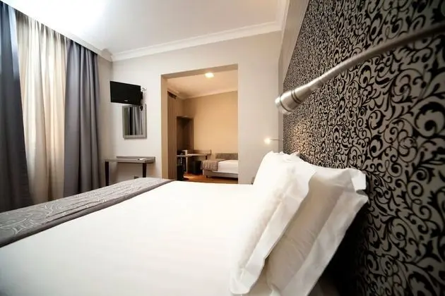 Üç Kişilik Oda (Font)