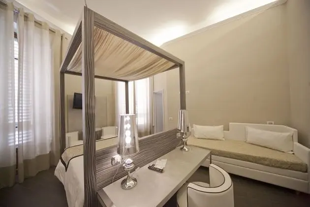 Üç Kişilik Oda (Font)