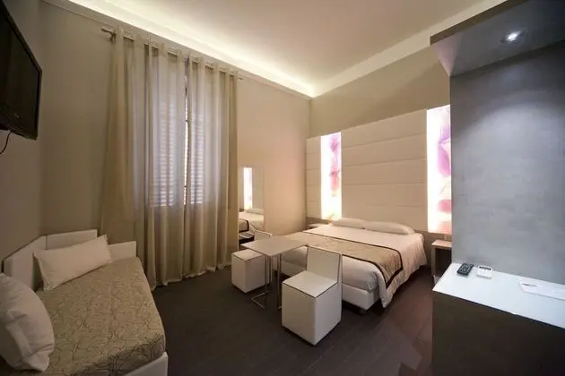 Üç Kişilik Oda (Font)