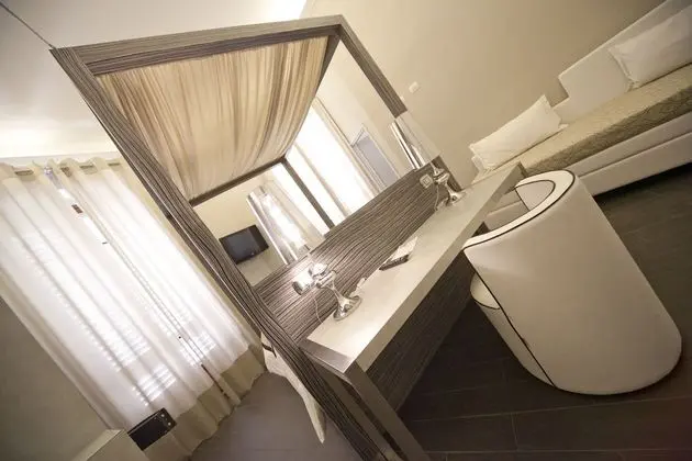 Üç Kişilik Oda (Font)