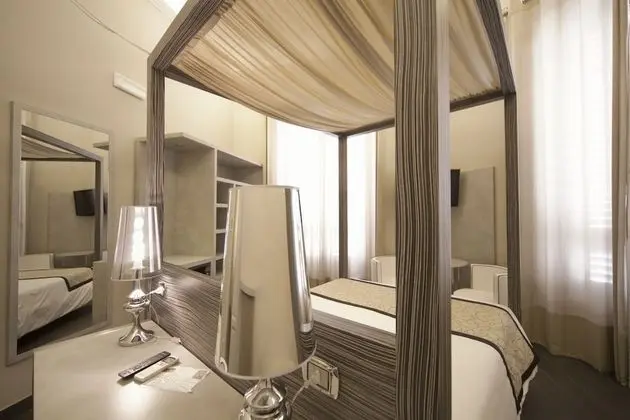 Üç Kişilik Oda (Font)