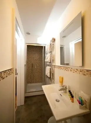 Üç Kişilik Oda (Font)