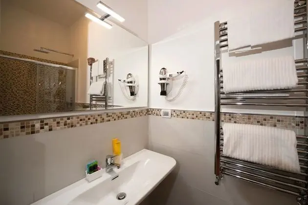 Üç Kişilik Oda (Font)