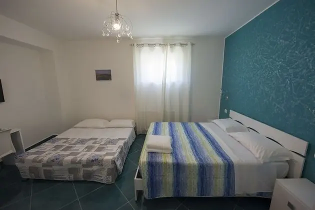 Dört Kişilik Oda, 1 Büyük (Queen) Boy Yatak ve Çekyat (102)
