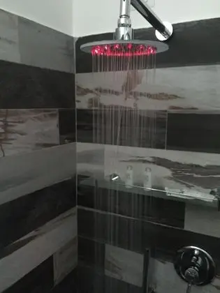 Comfort Tek Büyük Yataklı Oda, Balkon, Bahçeli