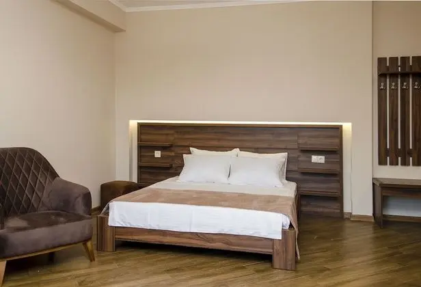 Basic Süit, 1 En Büyük (King) Boy Yatak (Forest View)