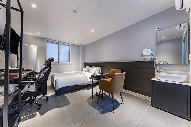 Premium Tek Büyük Yataklı Oda