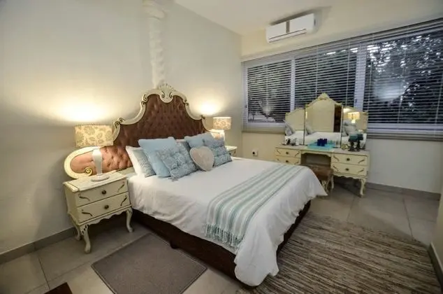 Luxury Tek Büyük Yataklı Oda (Peaceful)
