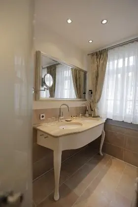 Deluxe Tek Büyük Yataklı Oda (Haus Komburg)