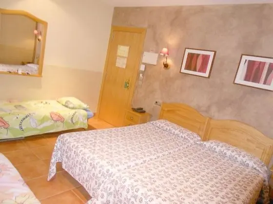Üç Kişilik Oda