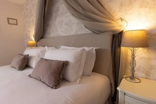 Traditional Tek Büyük Yataklı Oda