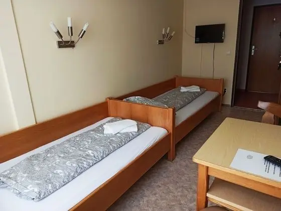 İki Ayrı Yataklı Oda, Ortak Banyo