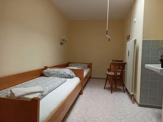 İki Ayrı Yataklı Oda, Ortak Banyo