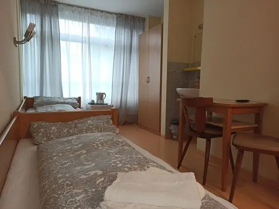 İki Ayrı Yataklı Oda, Ortak Banyo