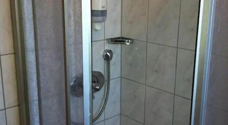 Tek Büyük Yataklı Oda (inkl. 1,50€ Servicepauschale)