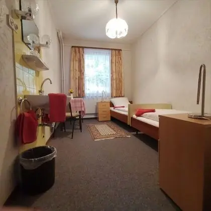 İki Ayrı Yataklı Oda, Ortak Banyo