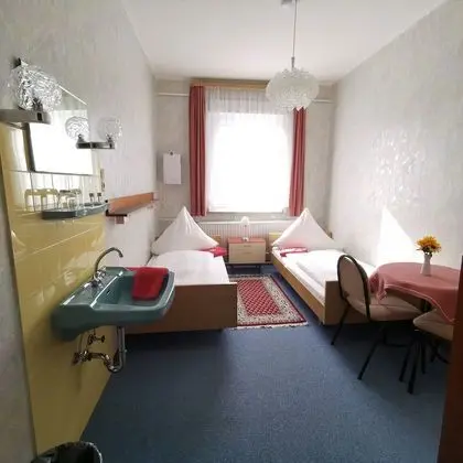 İki Ayrı Yataklı Oda, Ortak Banyo