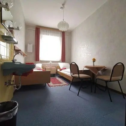 İki Ayrı Yataklı Oda, Ortak Banyo