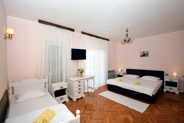 Classic Üç Kişilik Oda, Balkon, Bahçe Manzaralı