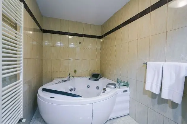 Süit, 1 Çift Kişilik Yatak ve Çekyat