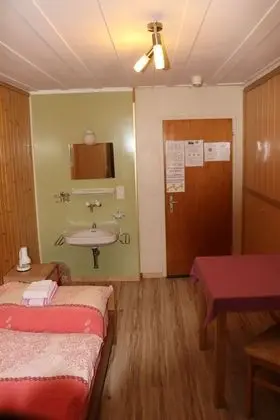 Tek Kişilik Oda, 1 Tek Kişilik Yatak, Ortak Banyo, Dağ Manzaralı