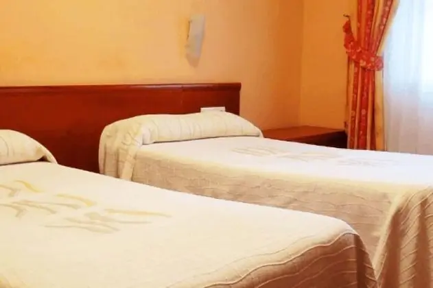 Basic Üç Kişilik Oda, Dağ Manzaralı