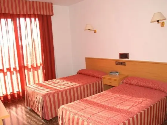 Büyük Yataklı Tek Kişilik Oda