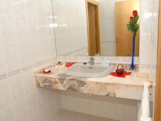 Büyük Yataklı Tek Kişilik Oda