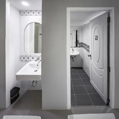 9-Bed Mixed Dormitory Room