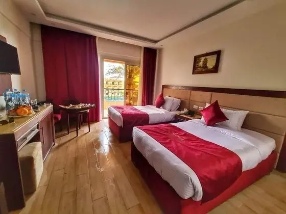 Superior Tek Büyük veya İki Ayrı Yataklı Oda, Havuz Manzaralı