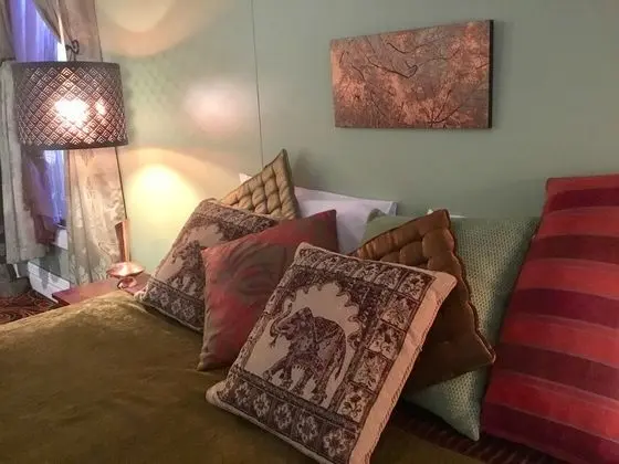 Standard Oda (Henderson Room Only)