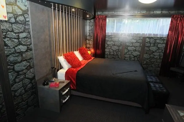 Standard Oda, Sigara İçilmez (The Dungeon Room Only)