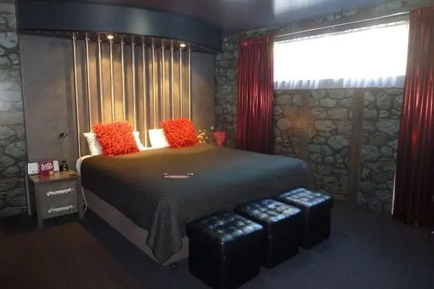 Standard Oda, Sigara İçilmez (The Dungeon Room Only)