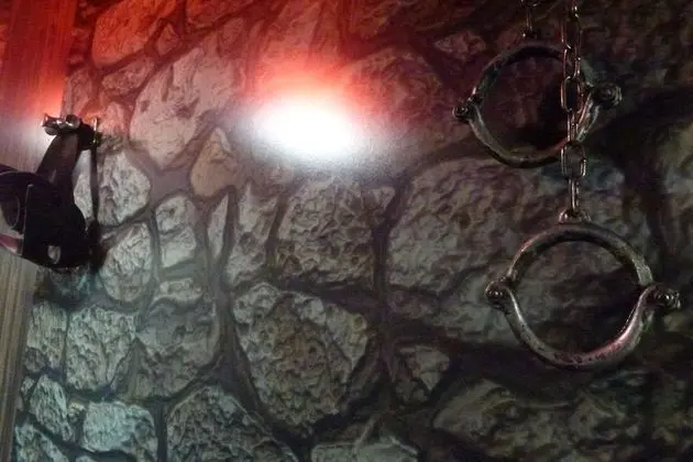 Standard Oda, Sigara İçilmez (The Dungeon Room Only)