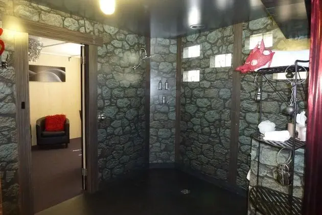 Standard Oda, Sigara İçilmez (The Dungeon Room Only)