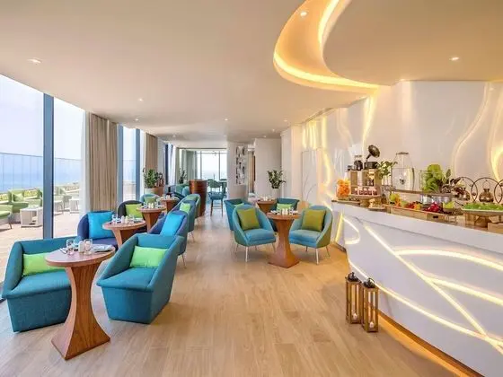 Deluxe Süit, 1 Yatak Odası, Business Dinlenme Salonu Kullanımı, Kısmi Deniz Manzaralı (Beach Access)