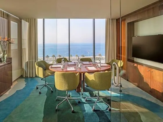Deluxe Süit, 1 Yatak Odası, Business Dinlenme Salonu Kullanımı, Kısmi Deniz Manzaralı (Beach Access)