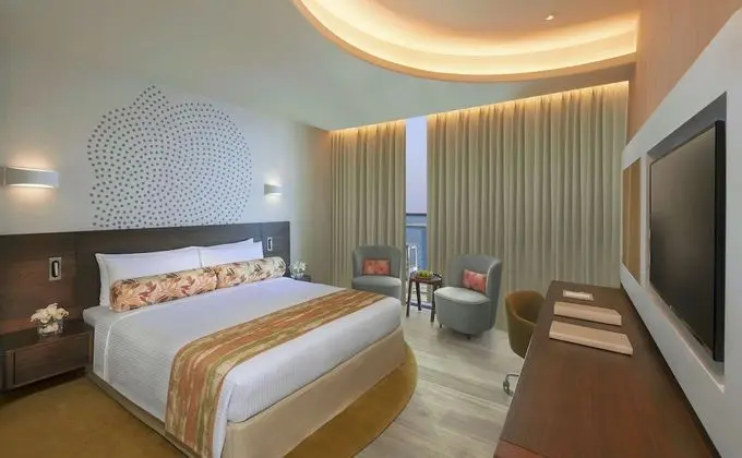 Deluxe Süit, 1 Yatak Odası, Business Dinlenme Salonu Kullanımı, Kısmi Deniz Manzaralı (Beach Access)